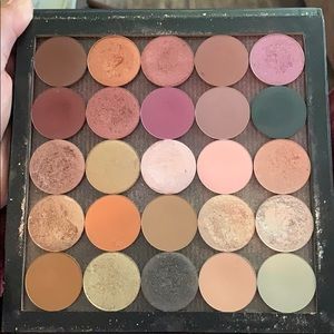 Younique 25 eyeshadow palette